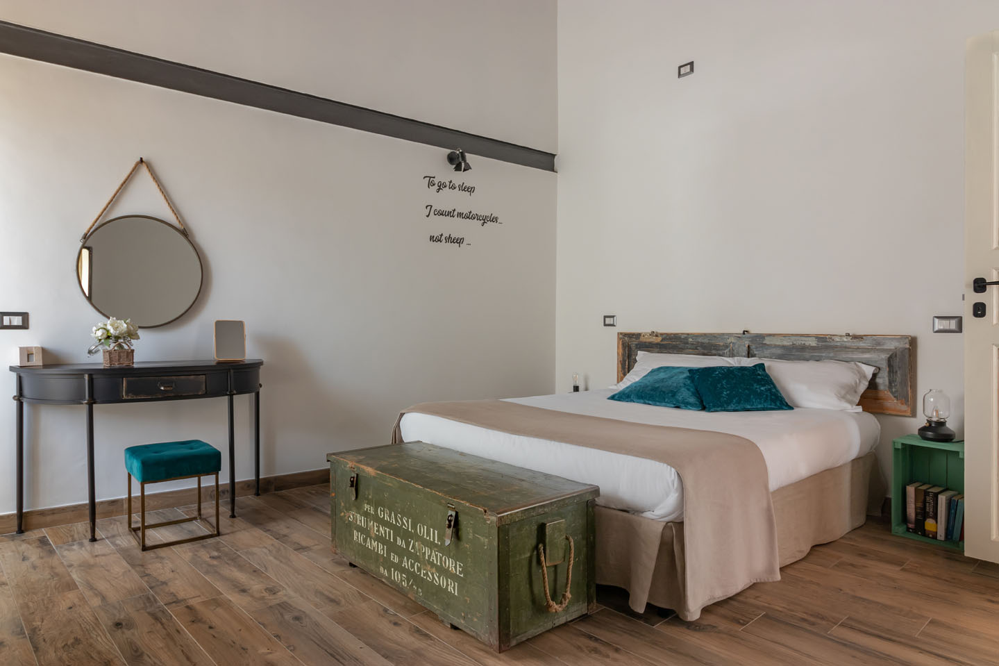 Bed & box gallery image